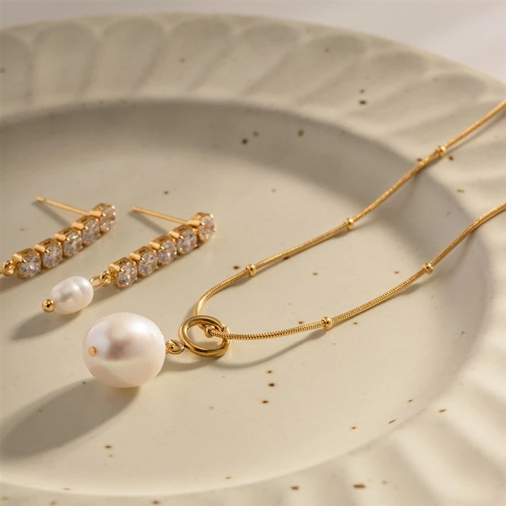Drop Pearl Necklace
